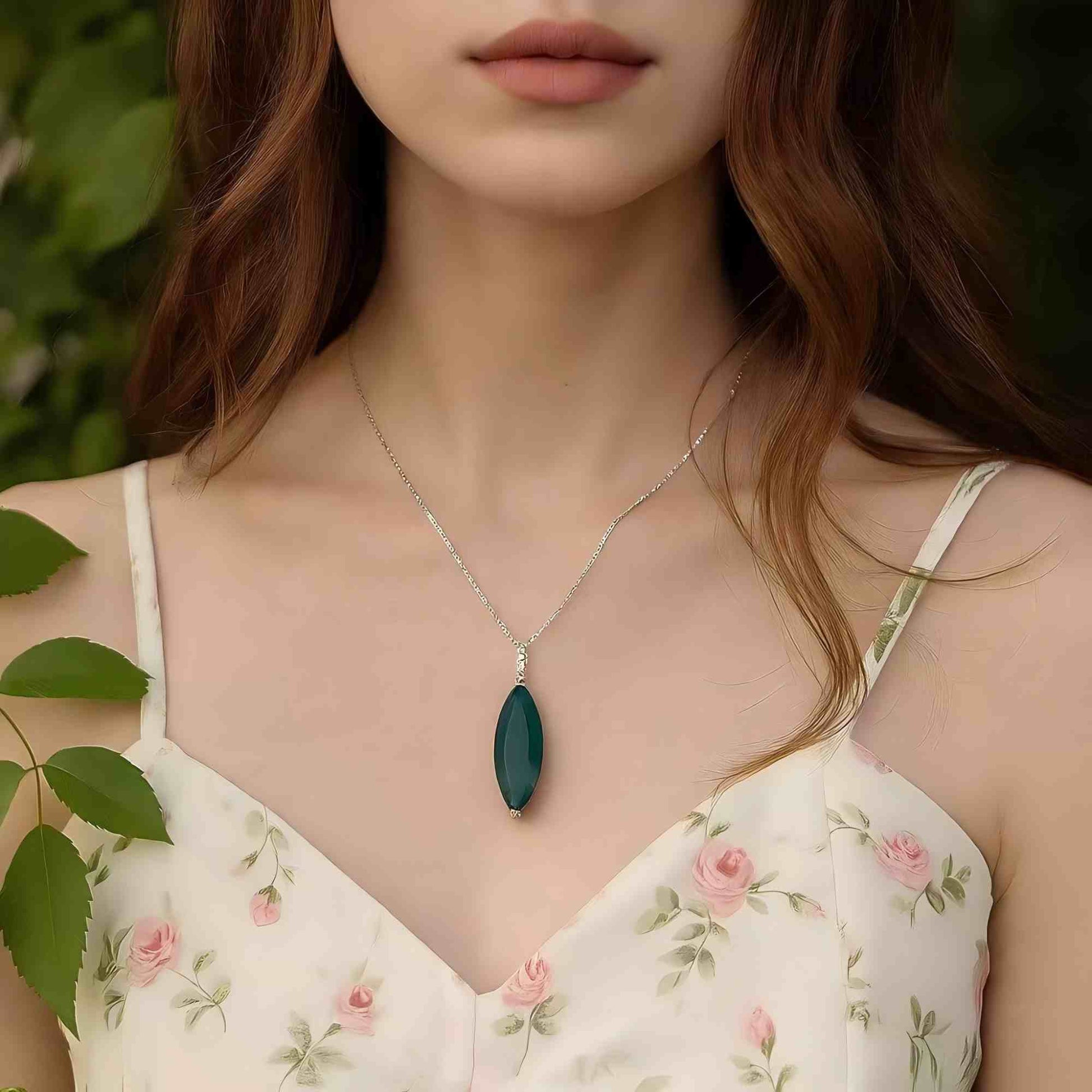 Emerald Grace: Green Agate Pendant Necklace in 925 Sterling Silver - Sound of Flowers