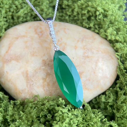 Emerald Grace: Green Agate Pendant Necklace in 925 Sterling Silver - Sound of Flowers