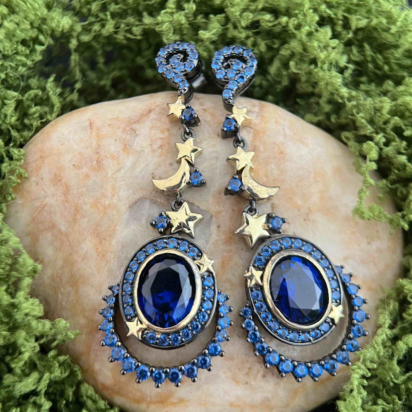 Moon Halo - Lab-Grown Sapphire Stud Earrings - Sound of Flowers